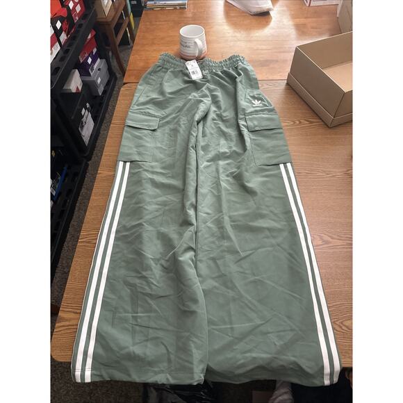 ADIDAS WOMEN'S 3S CARGO PANTS TRACE GREEN SIZE SMALL REG $80 NWT - Picture 1 of 3